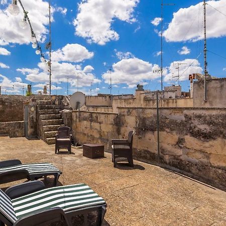 Explore The Historic City On Foot From An Old Town House Lecce Exterior photo