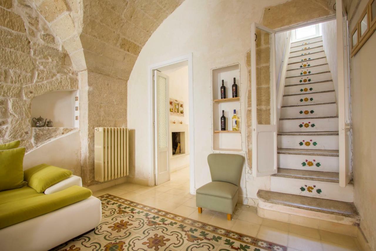 Explore The Historic City On Foot From An Old Town House Lecce Exterior photo