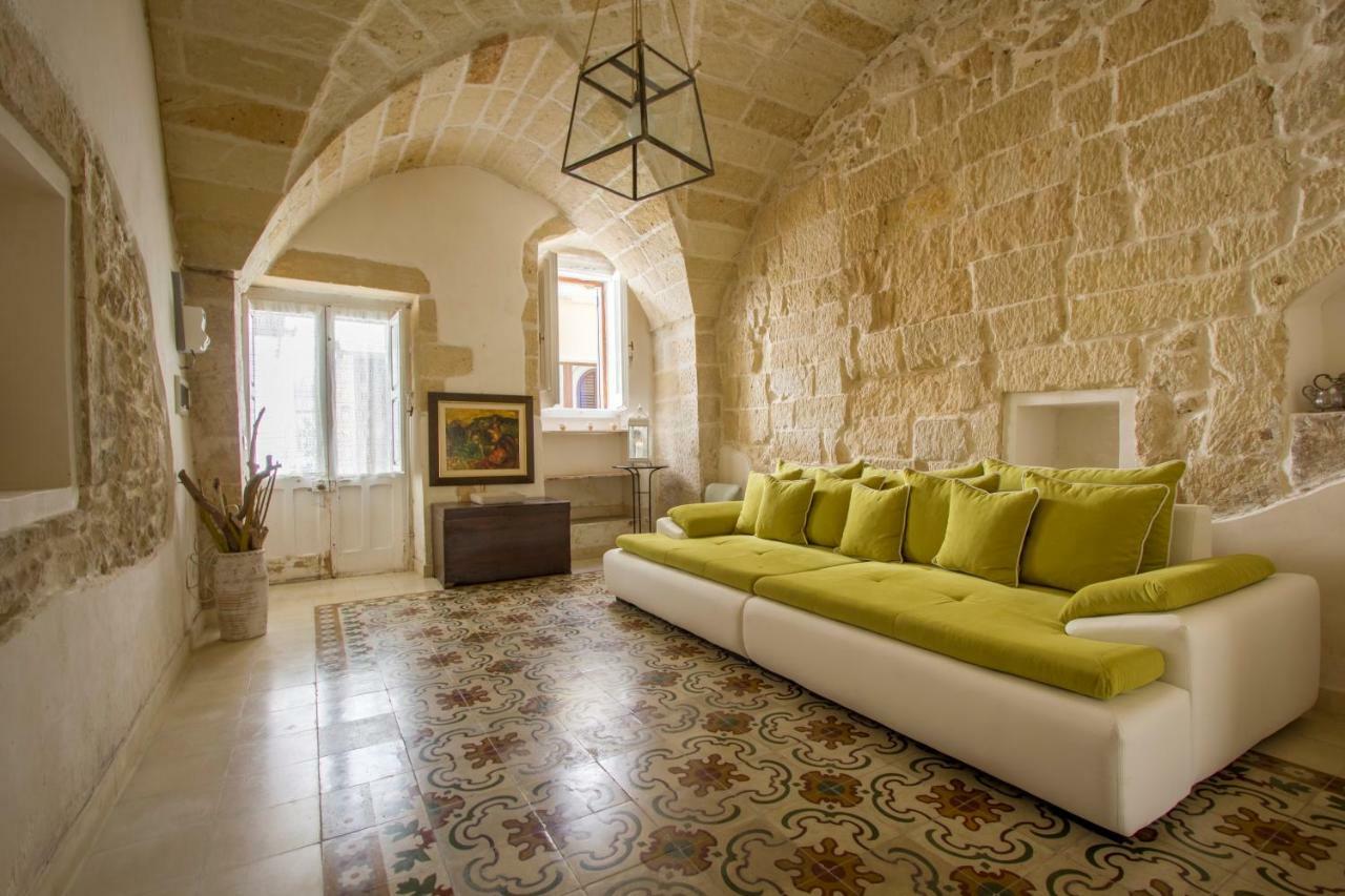 Explore The Historic City On Foot From An Old Town House Lecce Exterior photo