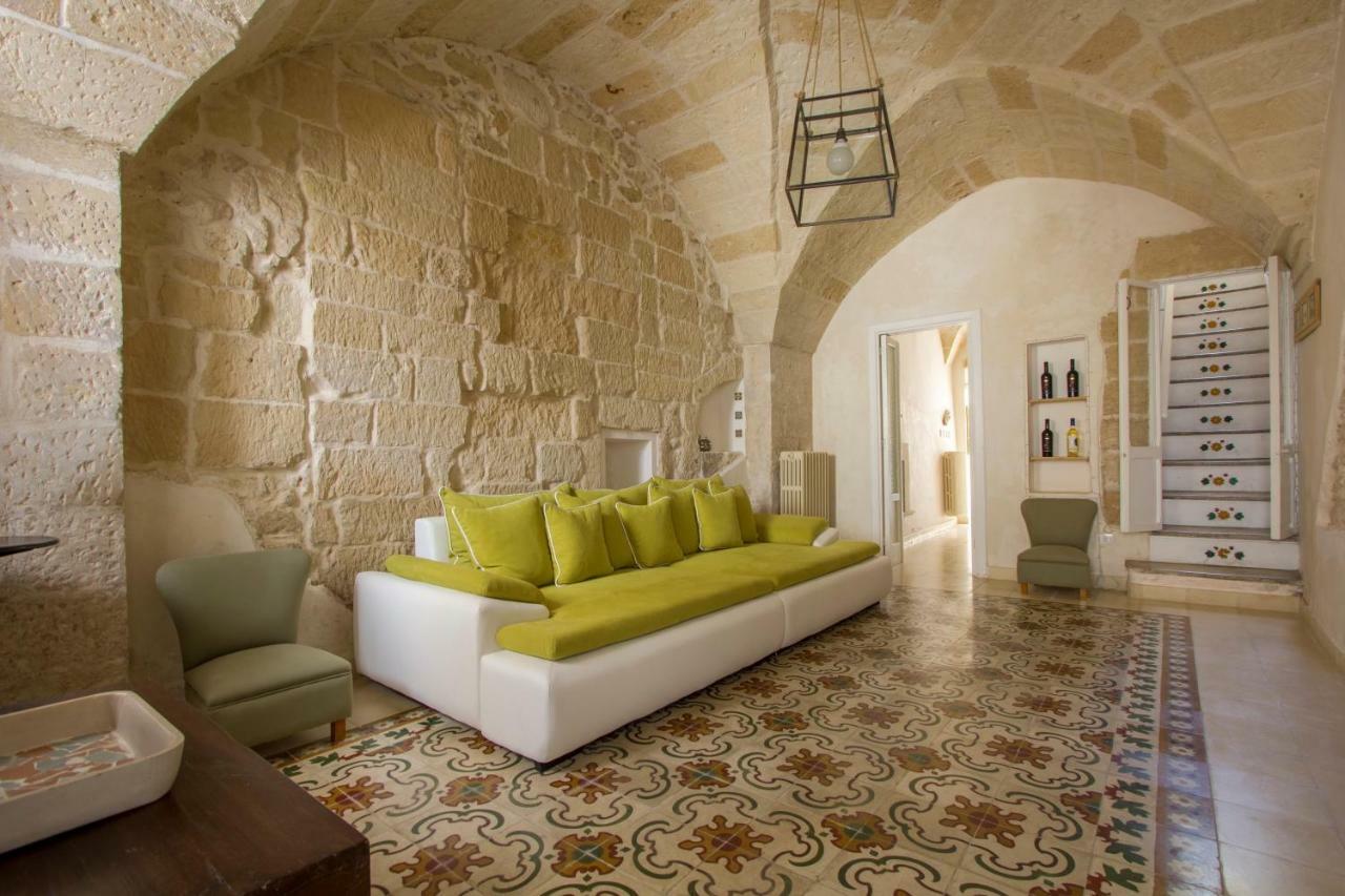 Explore The Historic City On Foot From An Old Town House Lecce Exterior photo