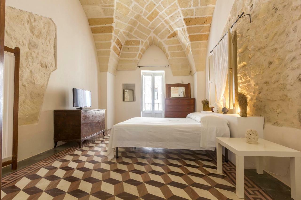 Explore The Historic City On Foot From An Old Town House Lecce Exterior photo
