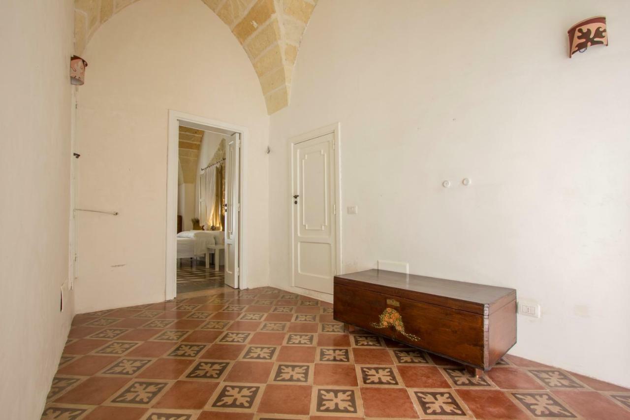 Explore The Historic City On Foot From An Old Town House Lecce Exterior photo